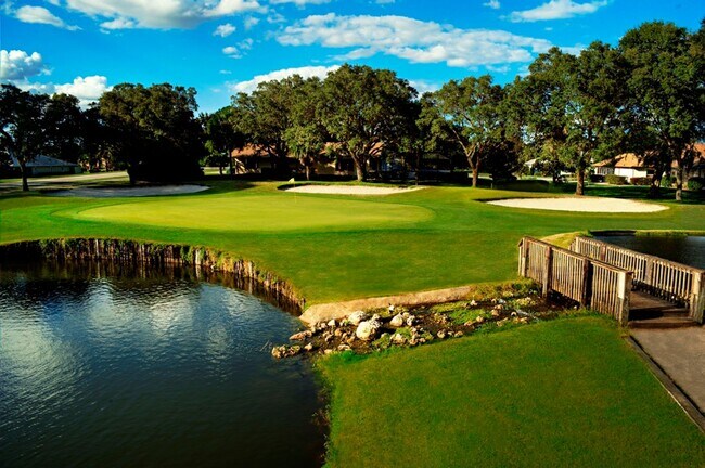 Building Photo - Brentwood Townhome with Social Membership