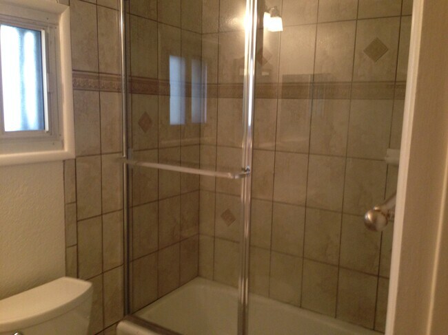 Building Photo - 715 Huntley Dr