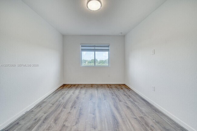 Building Photo - 1090 SE 23rd Ave