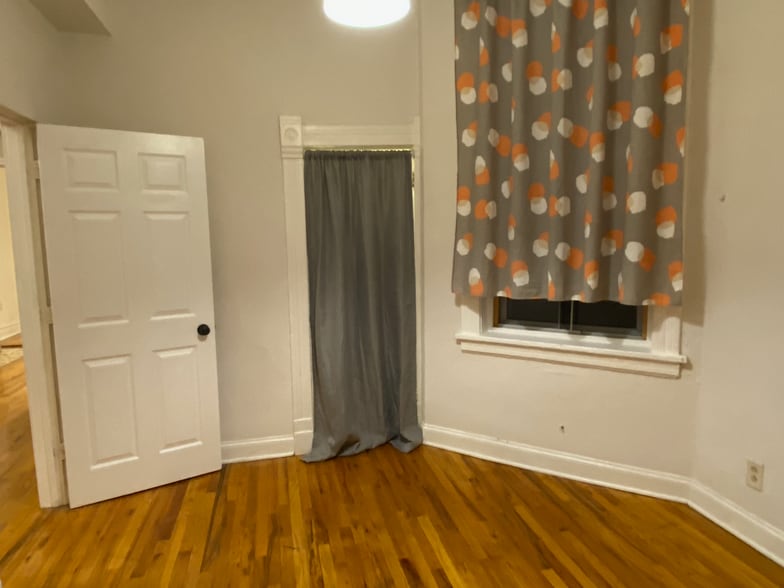 Bedroom 1, closet - 3314 W Monroe St