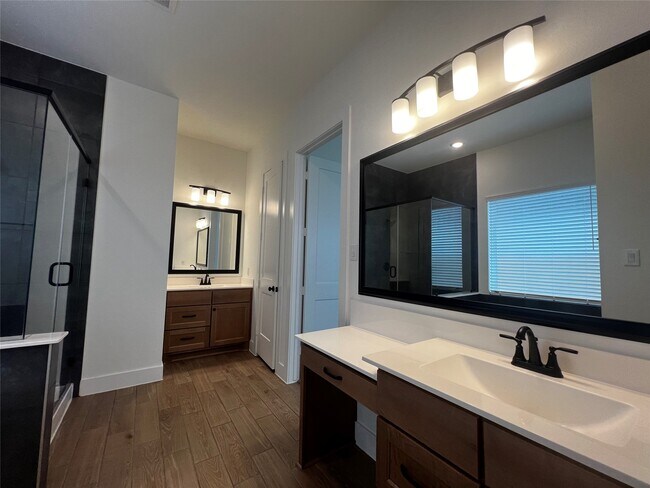 Building Photo - 10923 Cres Spg Dr