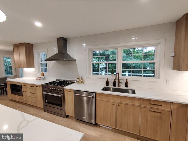 Building Photo - 9051 Laurel Hill Ct