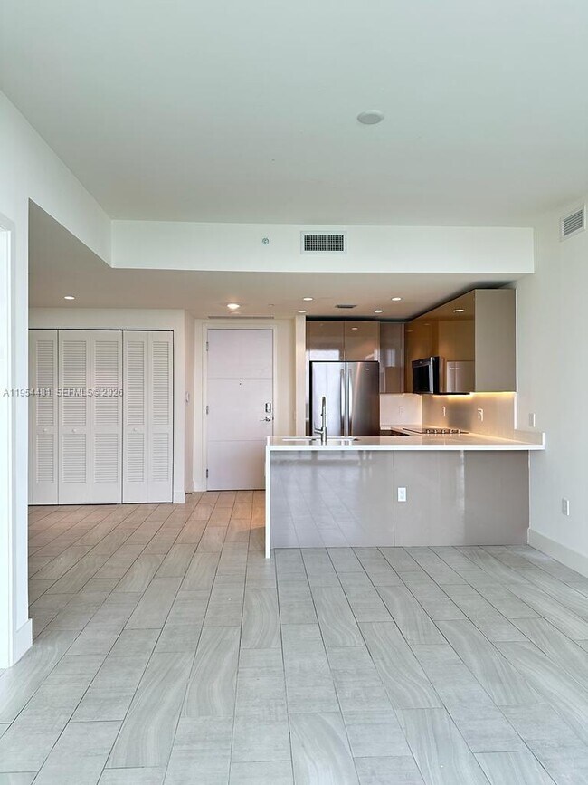 Building Photo - 2000 Metropica Wy