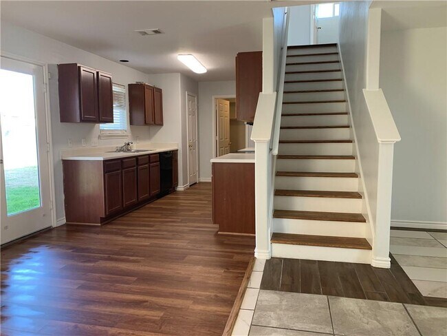 Building Photo - 328 Almquist St