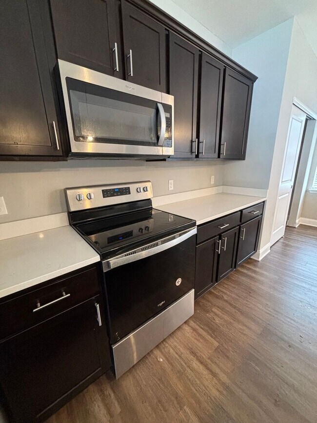 Building Photo - Beautiful Townhome in Washington! - 2 Bedroom