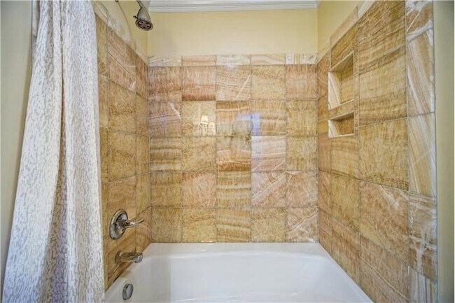 Building Photo - 1044 Commodore Dr