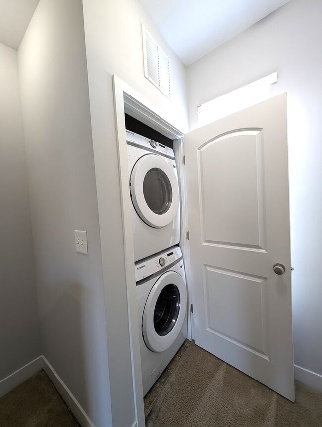 Building Photo - Beautiful, 3 bed, 2 bath Townhome Located in the Seigle Point Community!