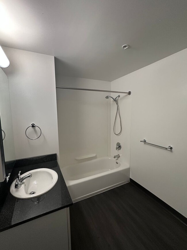 Building Photo - Beautiful 2 bedrooms 2 bath BMR unit in SOMA