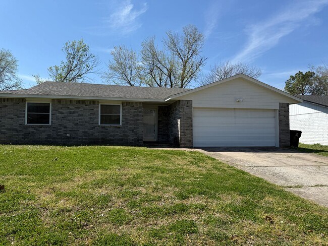 Building Photo - Three Bed 1 Bath Home in Broken Arrow with Shed