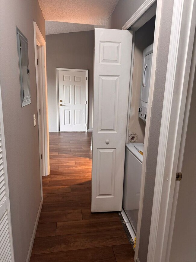 Building Photo - Updated 2BR/2BA Condo in Pine Ridge Club, ...