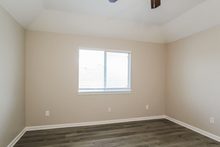 Building Photo - 985 Oak Falls Dr
