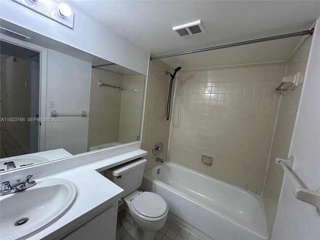 Building Photo - 620 S Park Rd