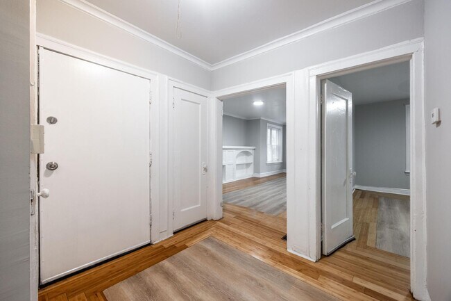 Building Photo - 6304 N Oakley Ave