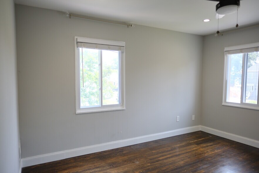 Building Photo - 2234 Roanoke Dr