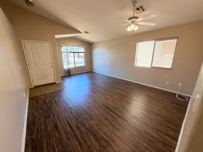 Building Photo - 3/2 Single story Avondale Home *Custom Paint* & Carpet in Beds Only!