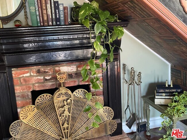 Building Photo - 370 Main St