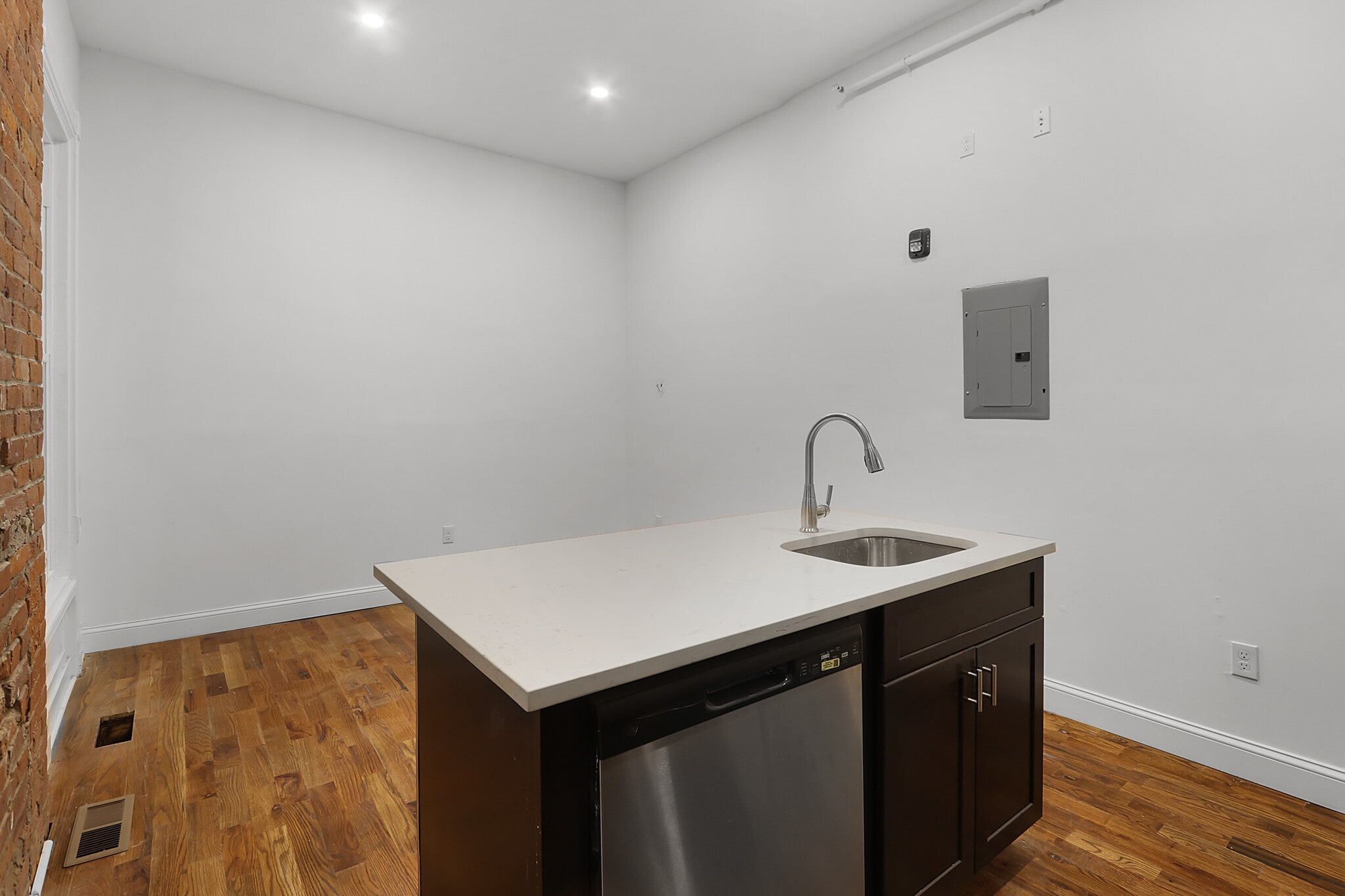 Eat-In Island - 57 Trumbull St