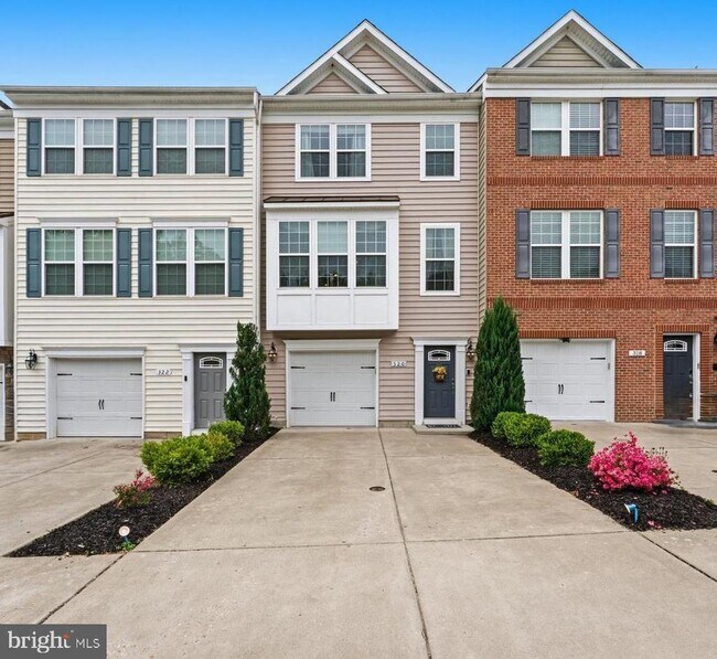Building Photo - 320 Tree Line Dr