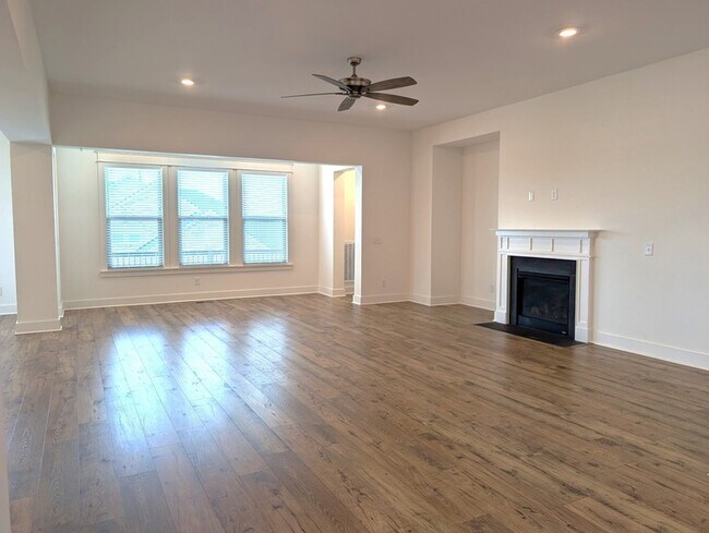 Building Photo - 2001 Largo Ct