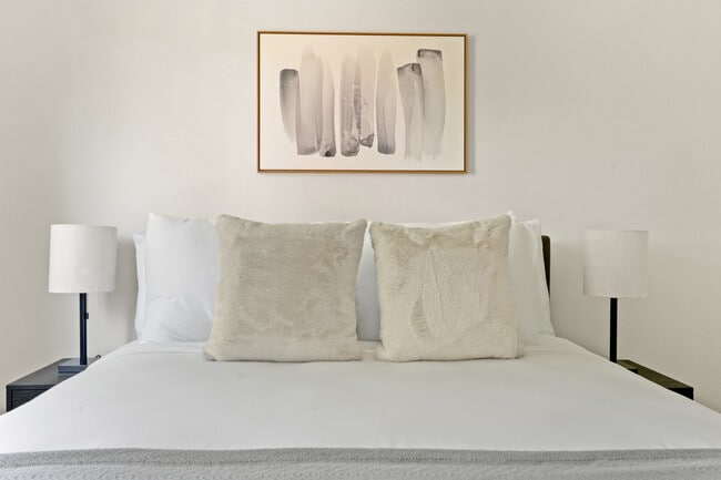 Building Photo - 1600 Villa St