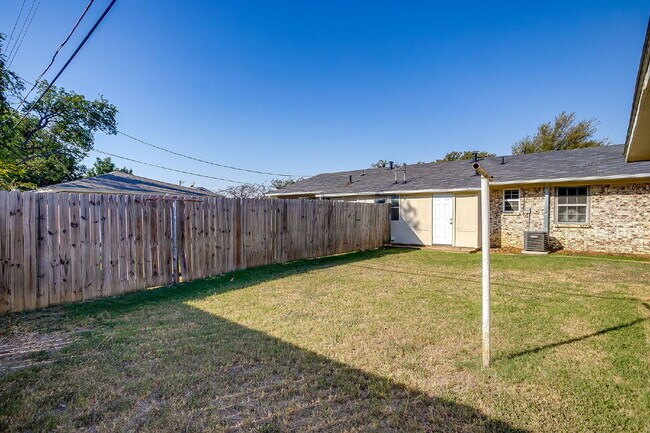 Building Photo - Cozy 2-Bed Duplex Available for Immediate ...