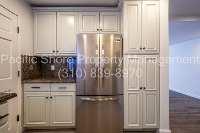 Building Photo - Updated 3-Bedroom First-Floor Condo in Prime Santa Monica Location