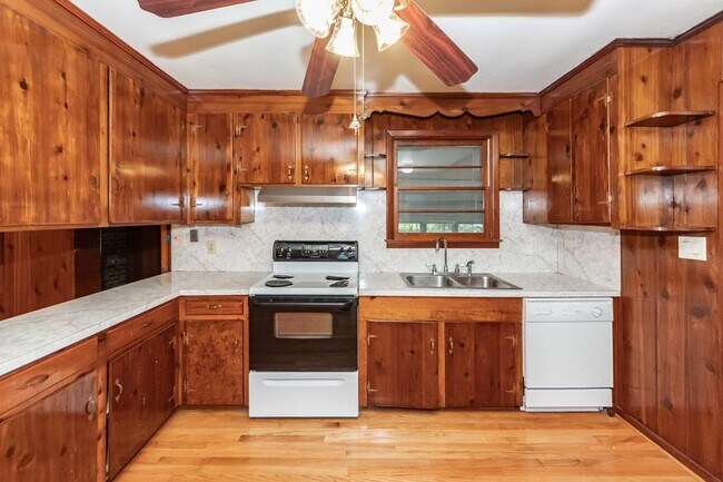 Building Photo - 453 Wade Hampton Dr