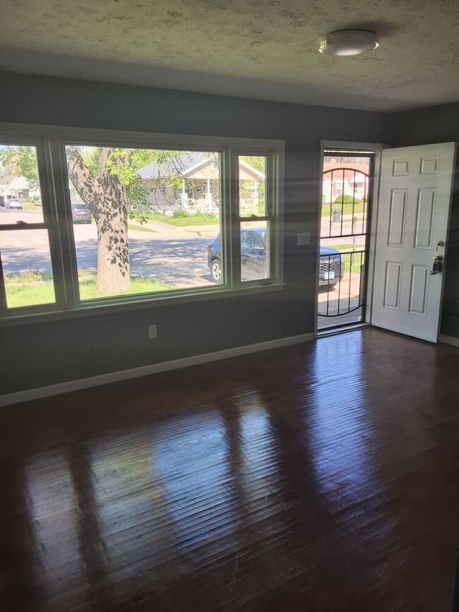 Building Photo - 4 bedrooms/2 bathrooms House
