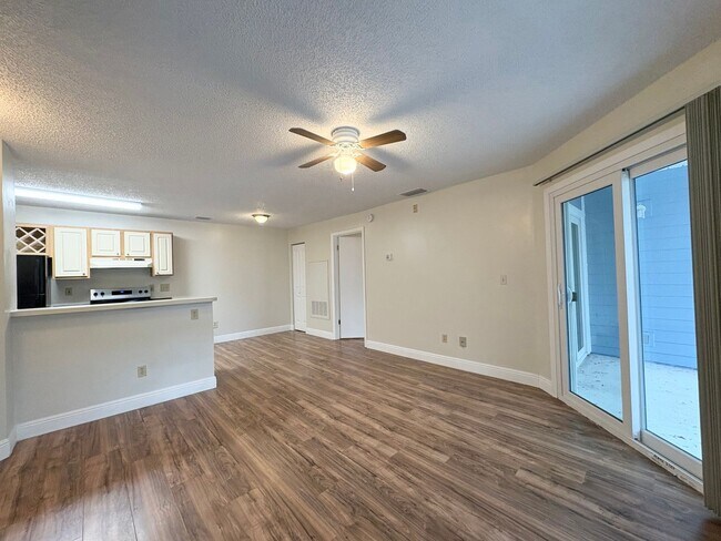 Building Photo - Lake Mary Condo ~ Fresh Paint, Laminate Flooring, Fantastic Amenities!