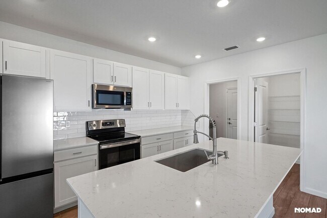 Building Photo - Spacious 5BR House in Fort Pierce, minutes...