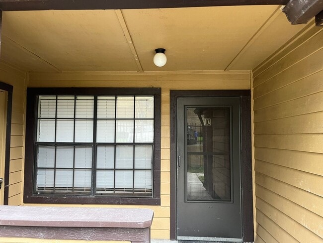 Building Photo - 355 Lakepointe Dr