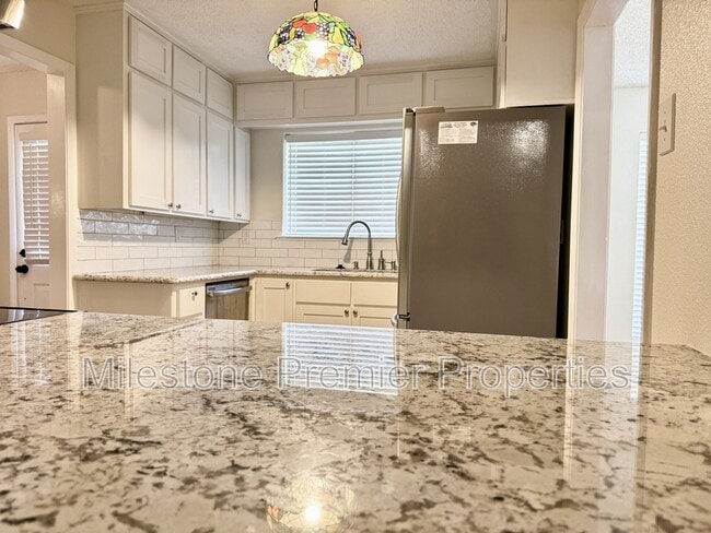 Building Photo - 2110 Oak Creek Cir