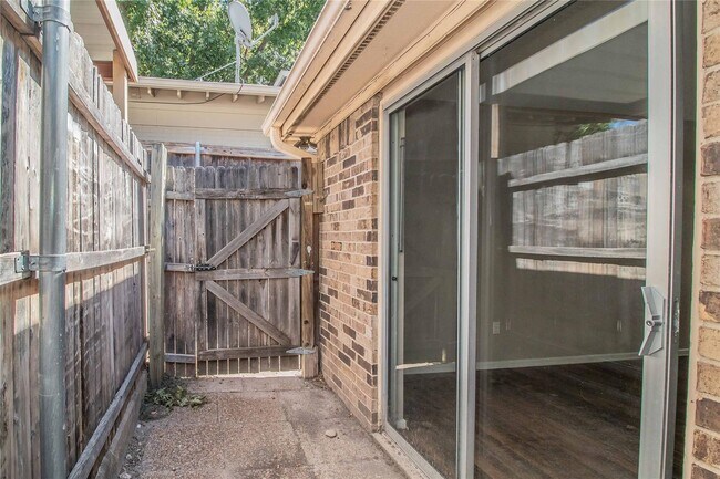 Building Photo - Amazing 2 Bed, 1.5 Bath- Half of Duplex Av...