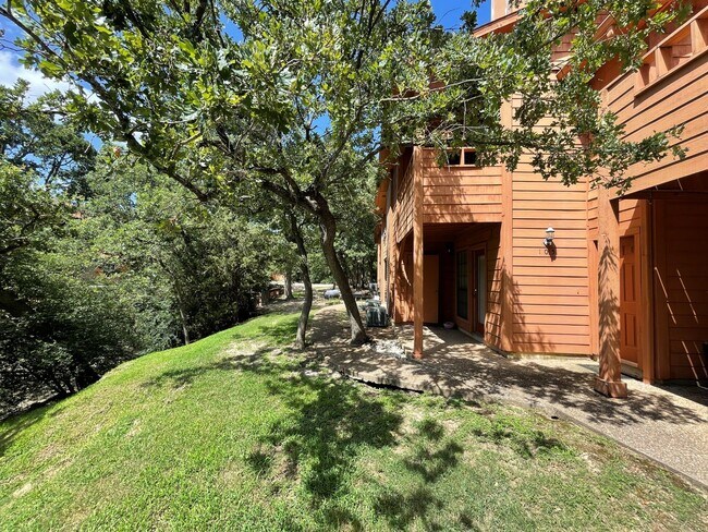 Building Photo - Spacious and bright 2 story condo!