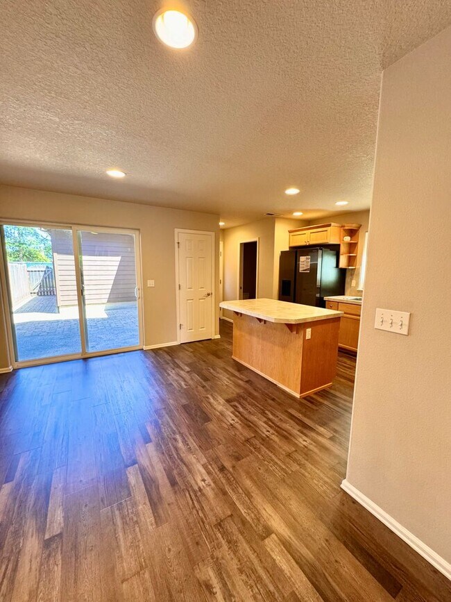 Building Photo - Beautiful Pet Friendly South Corvallis Home