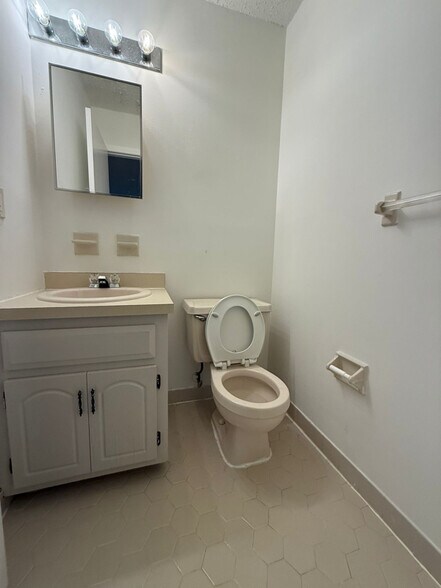 Building Photo - 530 Davina Ct