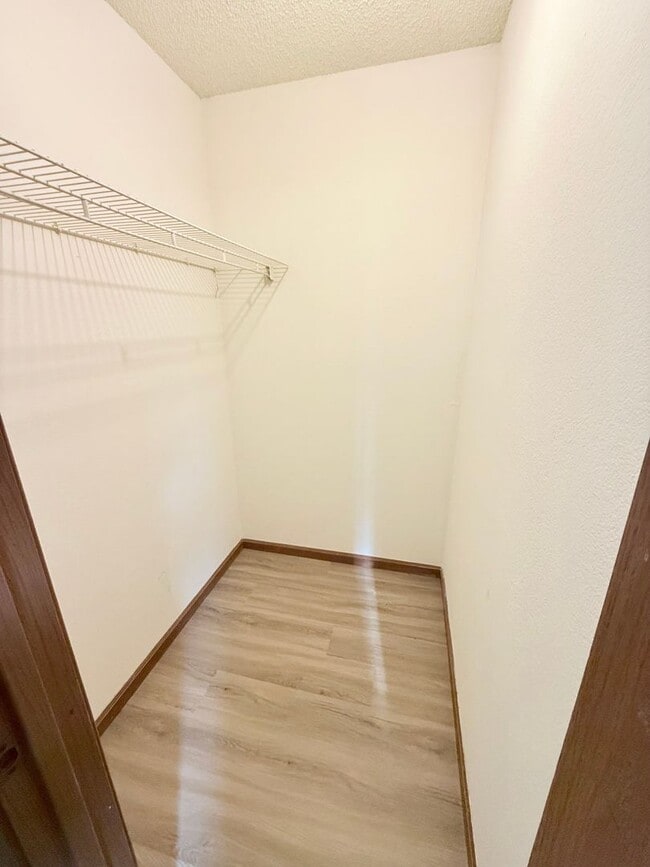 Building Photo - Great 3 Bed 2 Bath 2 Car Garage Flat Duplex- Pets ok!