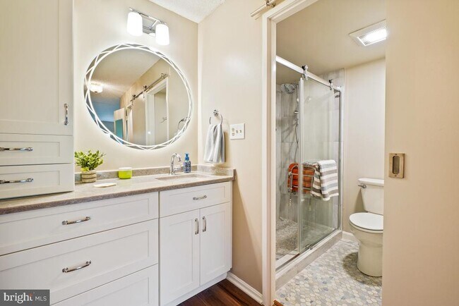 Building Photo - 15101 Interlachen Dr