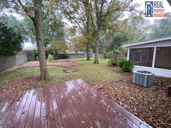 Building Photo - 913 Brewer-