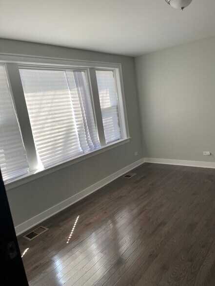 Building Photo - 8422 S Cregier Ave