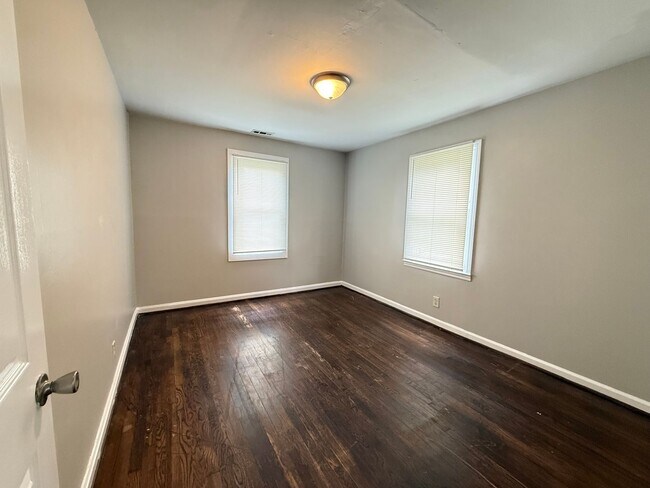 Building Photo - 2 Bedroom Cottage in Woodbine!