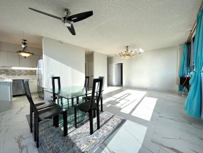 Building Photo - Royal Capitol Plaza: 2 Bed, 2 Bath with 2 ...
