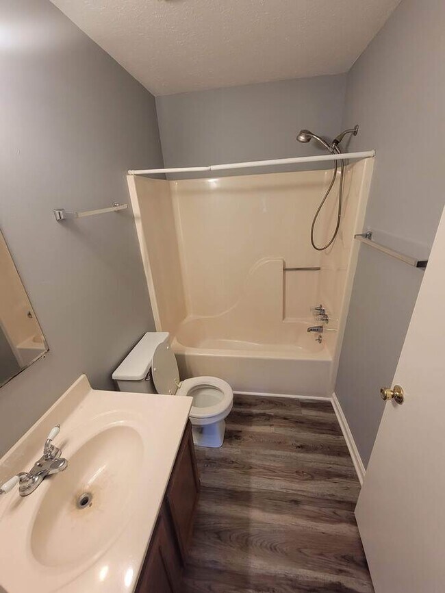 Building Photo - 4 Bed, 2 Bath duplex off of Westport Road