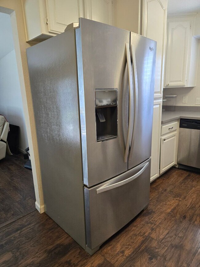 Building Photo - Beautifully Updated 3 Bed, 2 Bath House