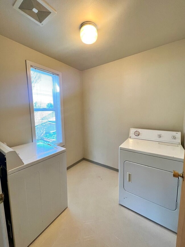 Building Photo - 1308 N Brooklane St