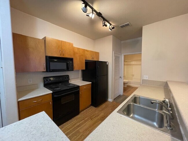 Building Photo - Gardens of Bridgehampton - 1 bed - 1 bath ...