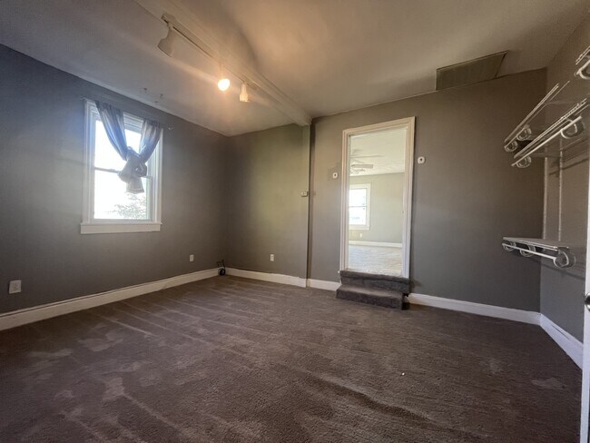 Building Photo - 1077 Main St