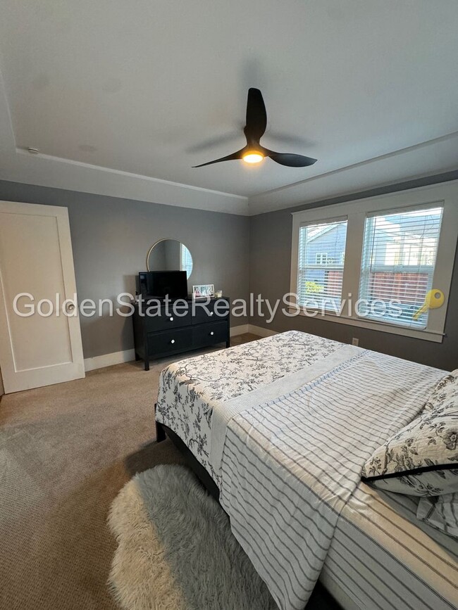 Building Photo - Pleasant St