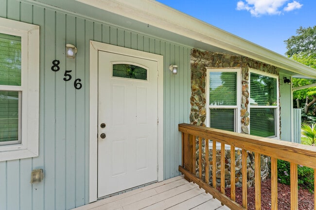 Building Photo - 856 SW Rustic Cir