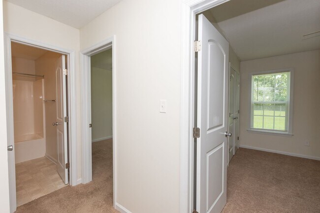 Building Photo - 3 Bedrooms and a bonus room in Richlands (Will include lawn service with increased rents)